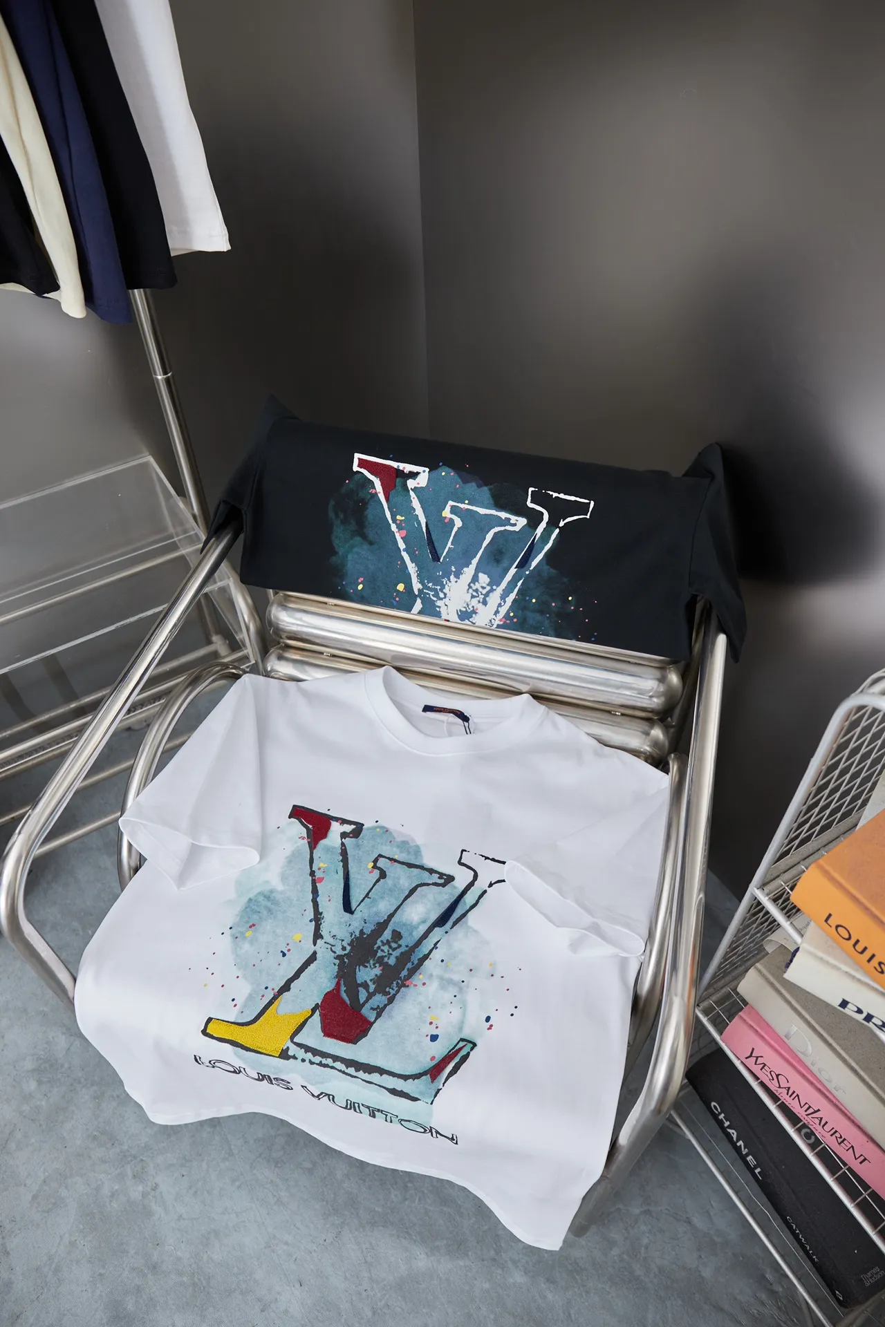 🅿️200 1V 25SS early spring new style Splash-ink graffiti toothbrush embroidered letter short sleeves Light luxury essential item for daily commuting for men and women Correct version Welcome to compare Detailed features · 320g 100% pure cotton double yarn jersey fabric · Custom dyed in the same vat, special thickened 32 pieces double-strand 1X1 thread . Splash-ink graffiti hand-painted LV letter printing · Imported Tajima machine embroidery toothbrush embroidery technology · Double-needle sewing and cross-seam technology · Original main mark, washed tag, brand moisture-proof paper packaging Color: black/white Size: S/M/L/XL